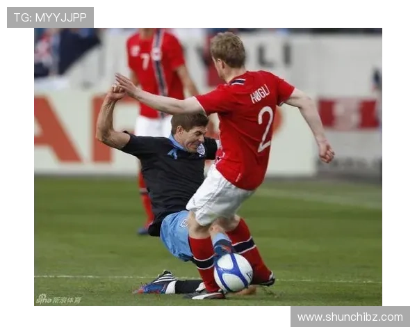 足球明星两边铲技艺展示引发热议球迷热情高涨赛场精彩瞬间回顾