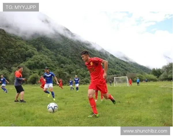 足球巨星巅峰对决各大明星齐聚一堂展现绝技与荣耀之战